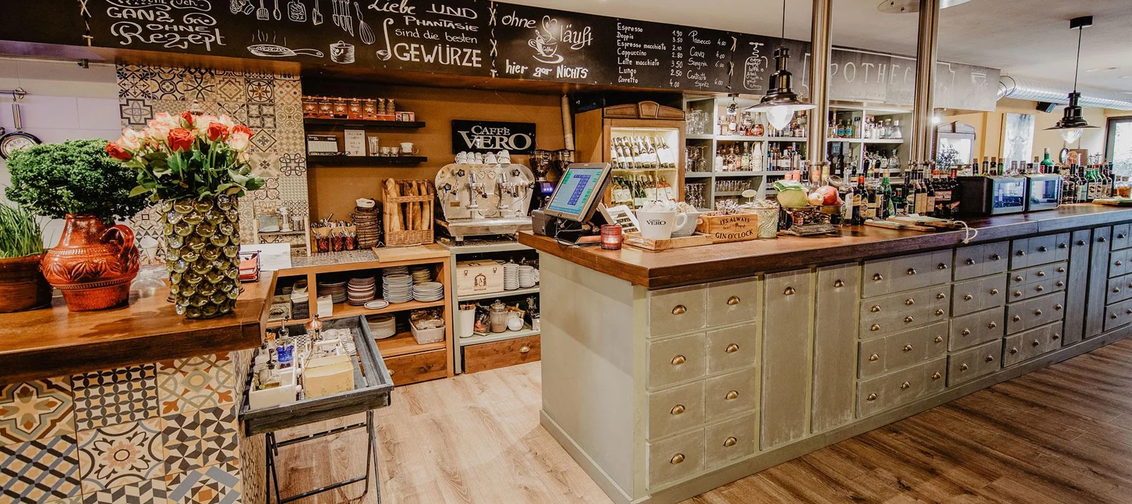 Die lange Theke der Apothecary Bar im Tapas Atelier