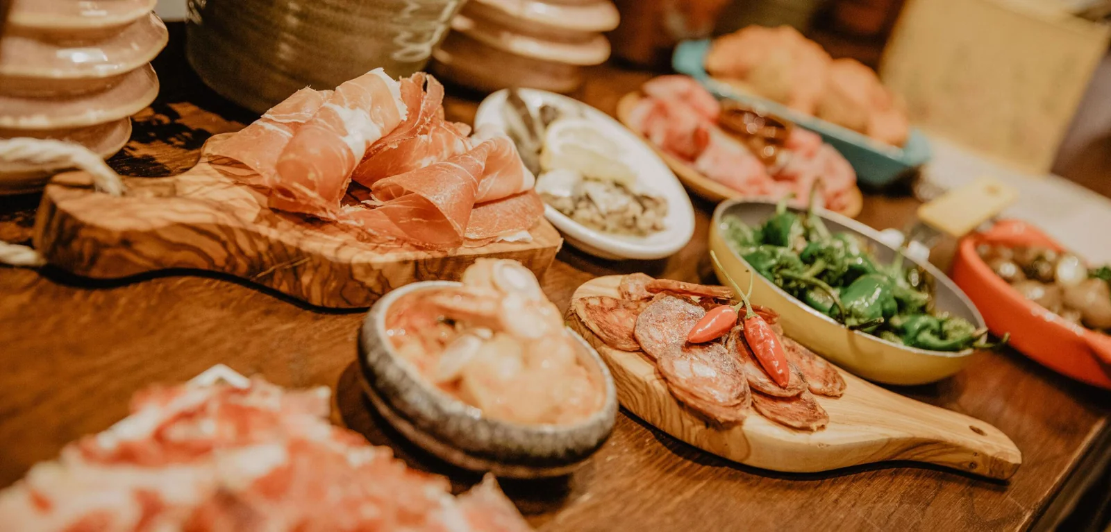 Eine Auswahl an spanischen Tapas für einen gemeinsamen Abend
