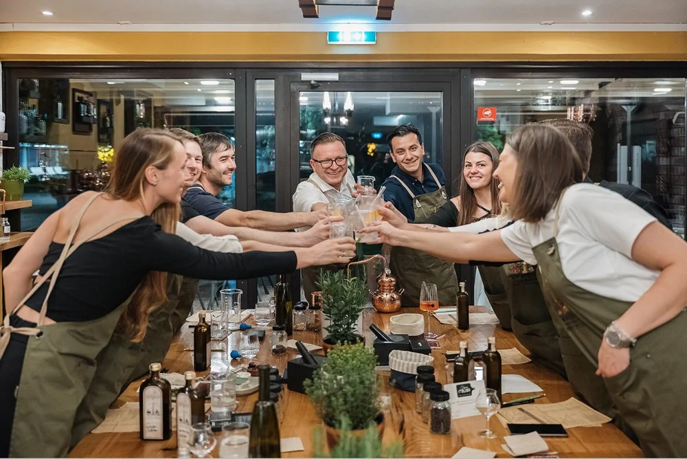 Teilnehmer entwickeln ihre eigene Gin-Rezeptur im Tapas Atelier